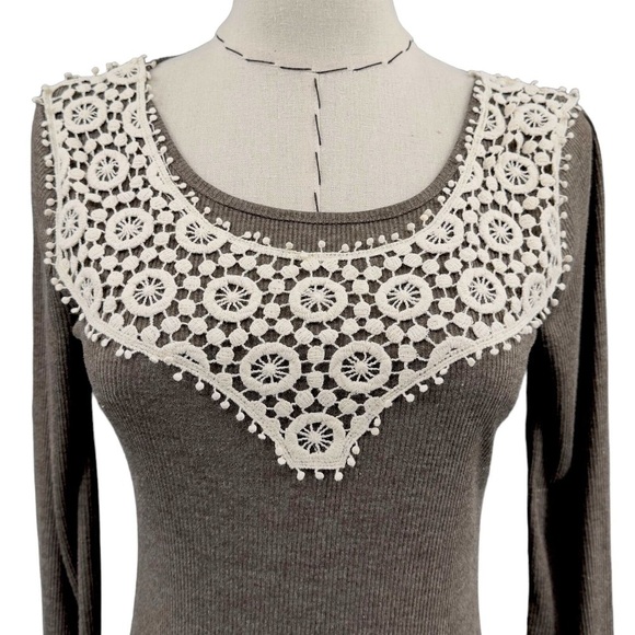 Chic Lace Accent Long Sleeve Top - Picture 3 of 4